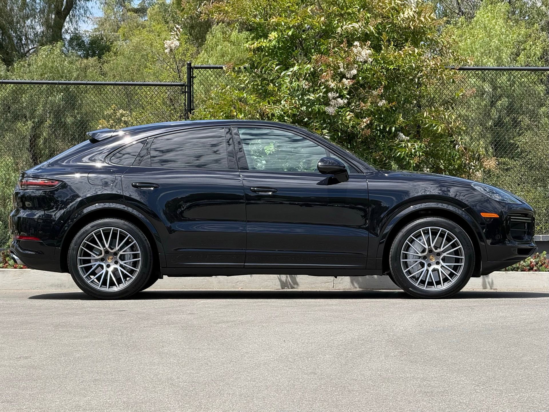 Certified 2022 Porsche Cayenne Turbo w/ Performance Package (PG2) AWD/4WD image 8