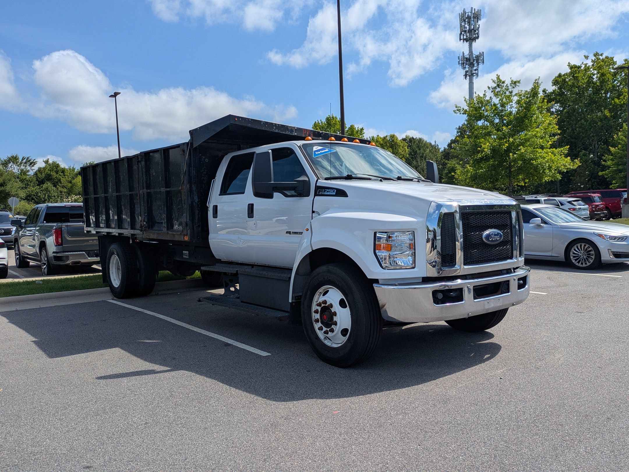 Used 2017 Ford F750 2WD Crew Cab Super Duty image 2