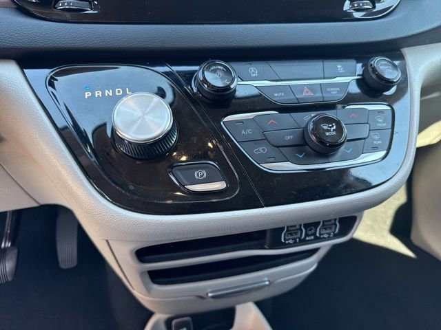 Used 2023 Chrysler Voyager LX image 6