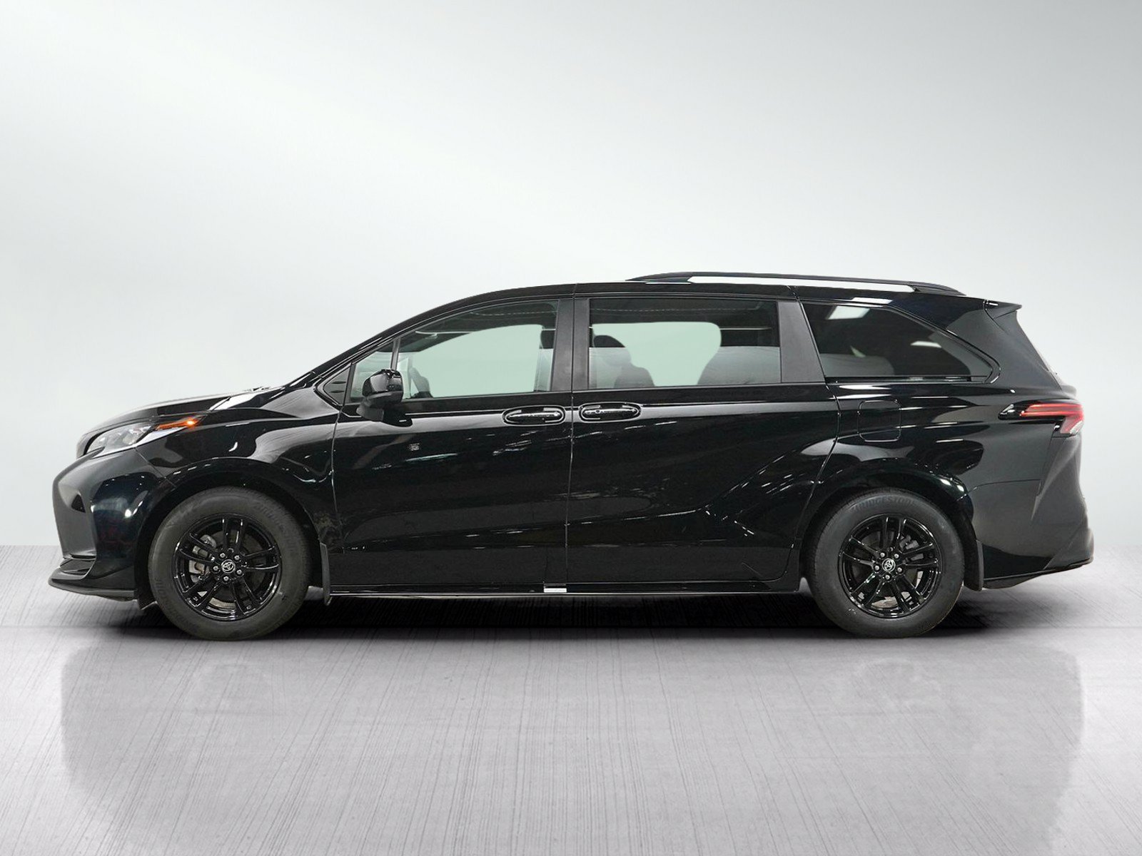 Used 2025 Toyota Sienna XSE AWD/4WD image 2