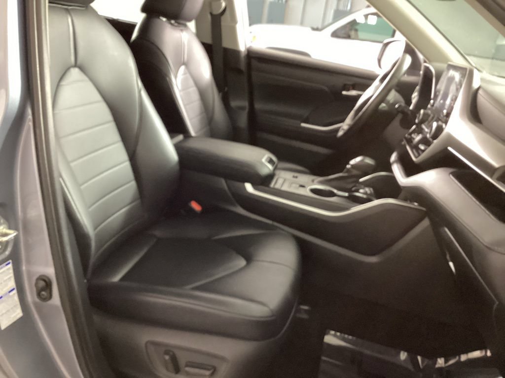 Used 2021 Toyota Highlander XLE AWD/4WD image 17