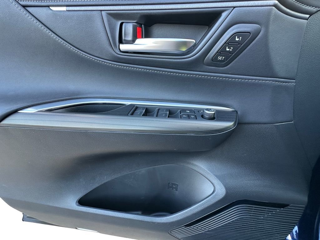 Used 2023 Toyota Venza XLE image 11