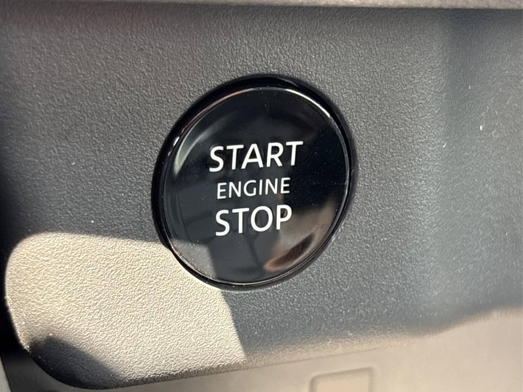 Used 2025 Nissan Rogue SL AWD/4WD image 29