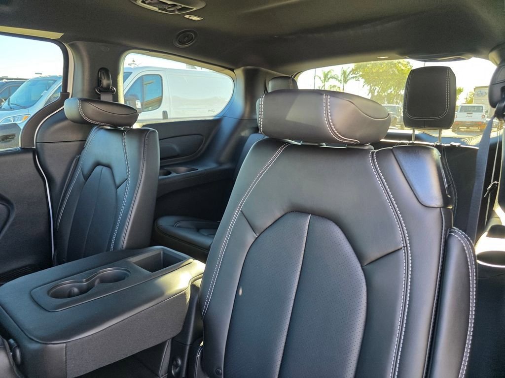 New 2026 Chrysler Pacifica Select FWD image 9