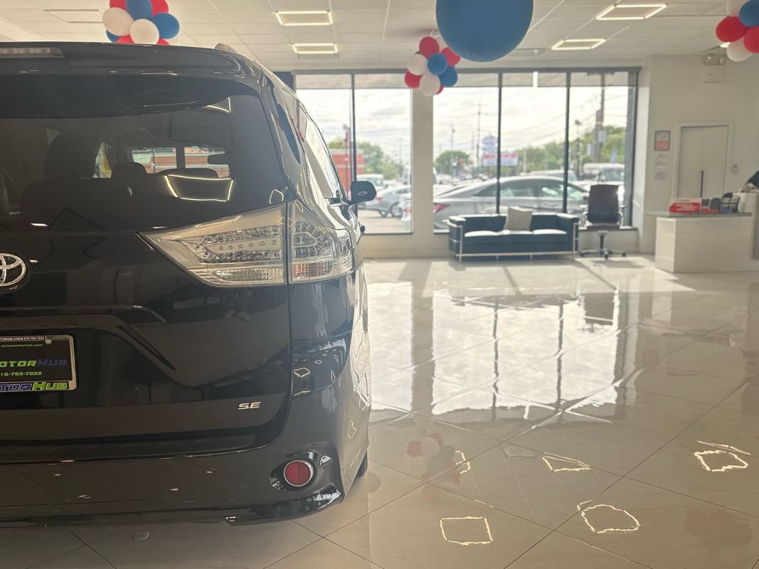 Used 2015 Toyota Sienna SE w/ SE Preferred Package FWD image 14
