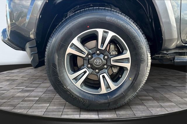 Used 2018 Toyota Tacoma TRD Sport w/ TRD Premium Sport Package image 33