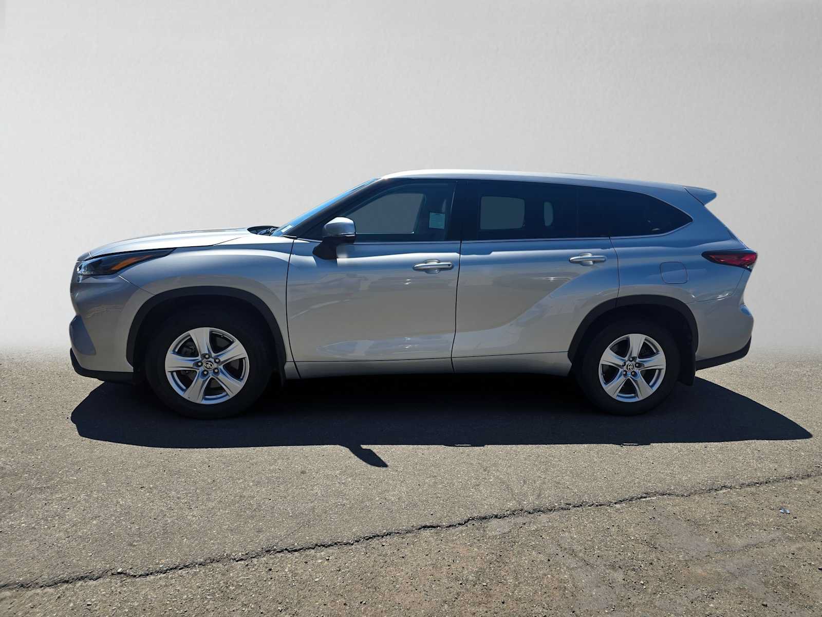 Used 2022 Toyota Highlander LE AWD/4WD image 6