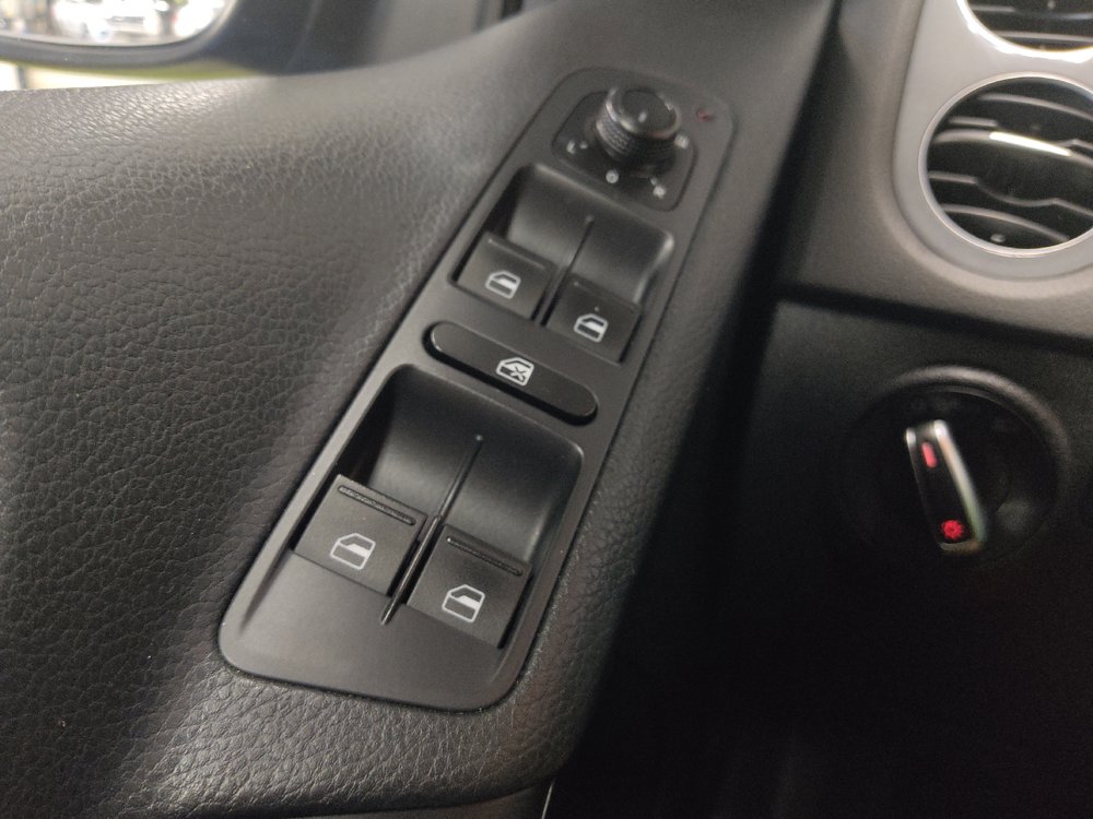 Used 2017 Volkswagen Tiguan S FWD image 27