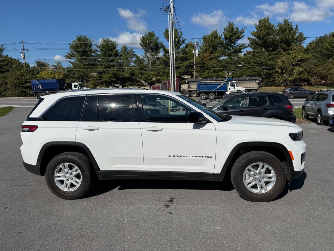 Used 2023 Jeep Grand Cherokee Laredo w/ Luxury Tech Group I image 3