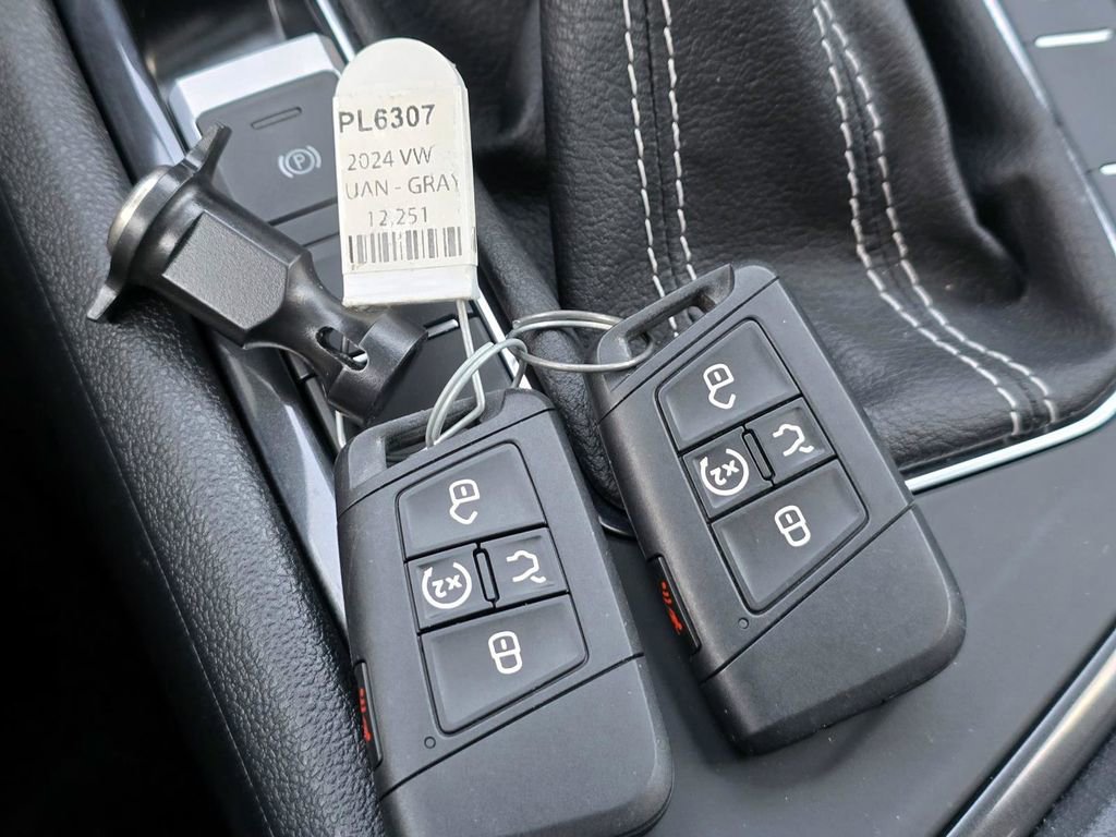 Used 2024 Volkswagen Tiguan SE image 19
