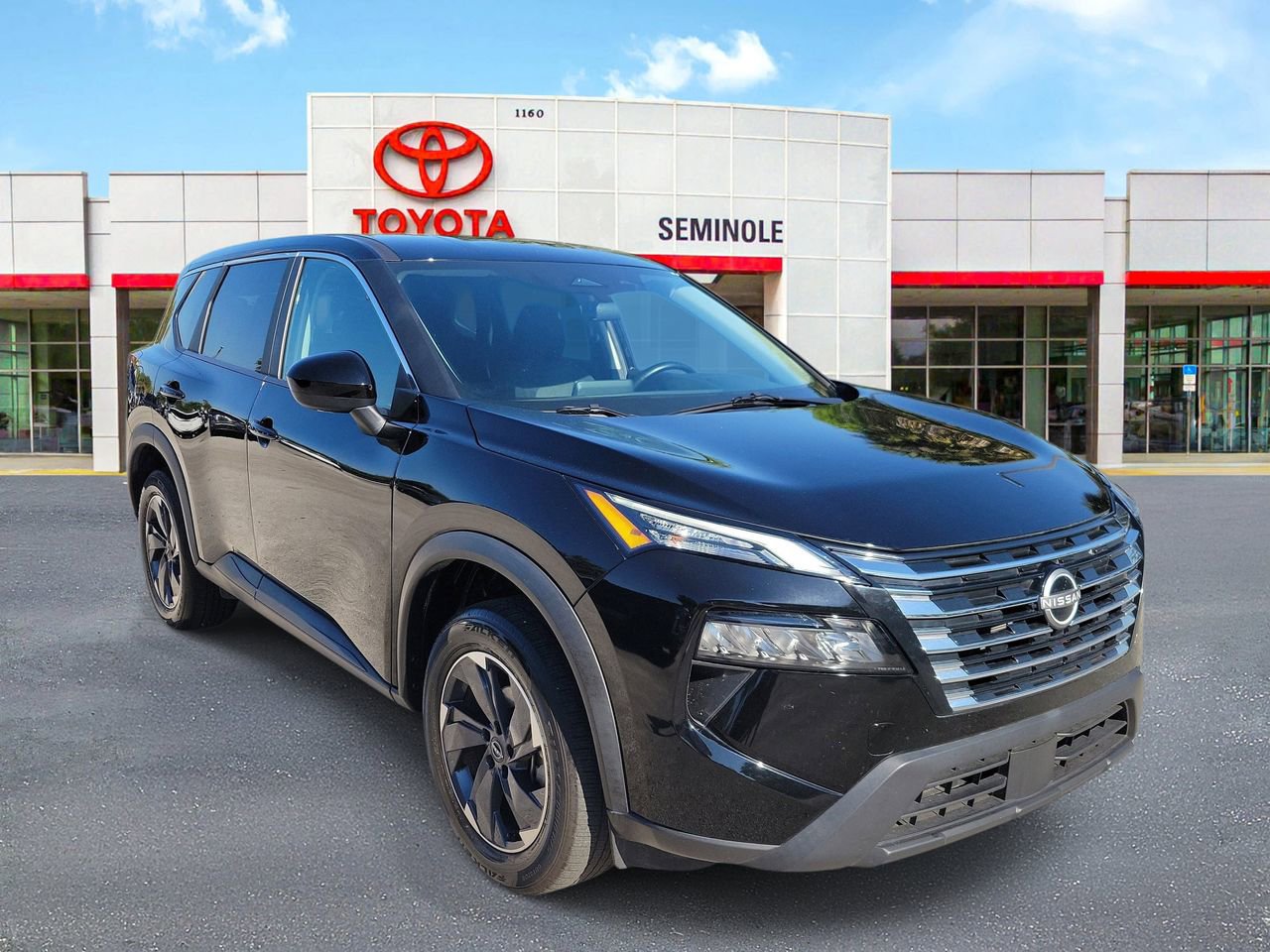 Used 2025 Nissan Rogue SV image 2