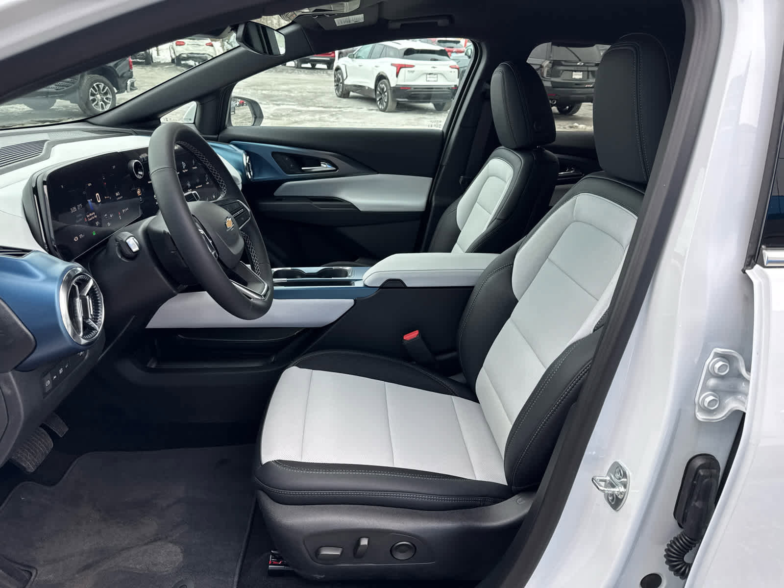 Used 2025 Chevrolet Equinox EV LT image 19