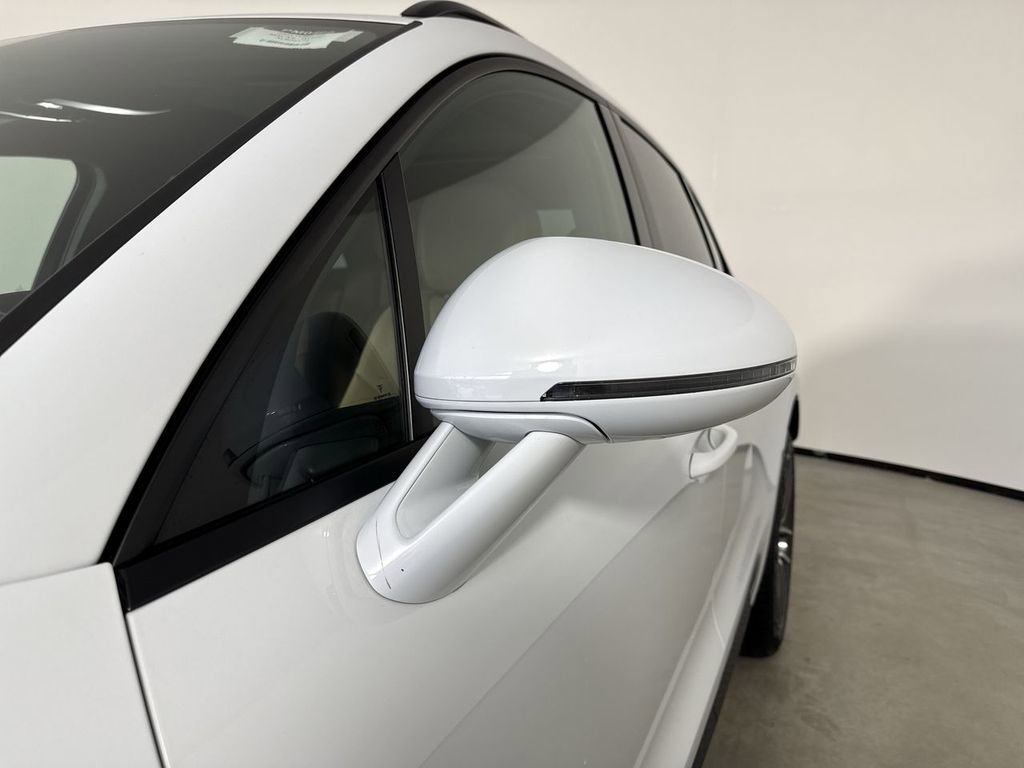 Certified 2025 Porsche Macan image 12