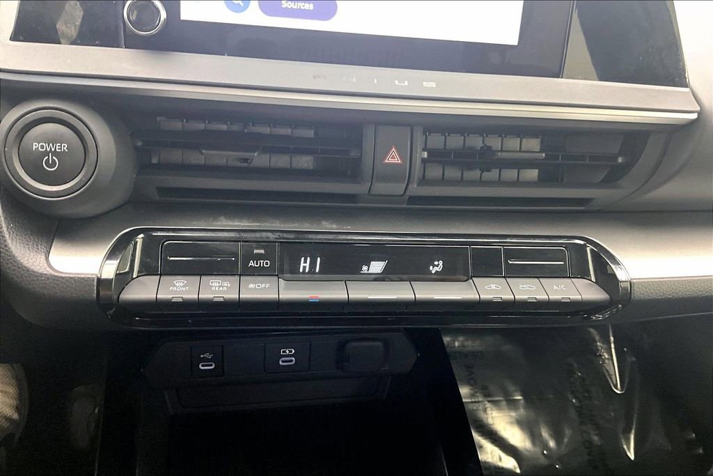 Used 2025 Toyota Prius LE image 31