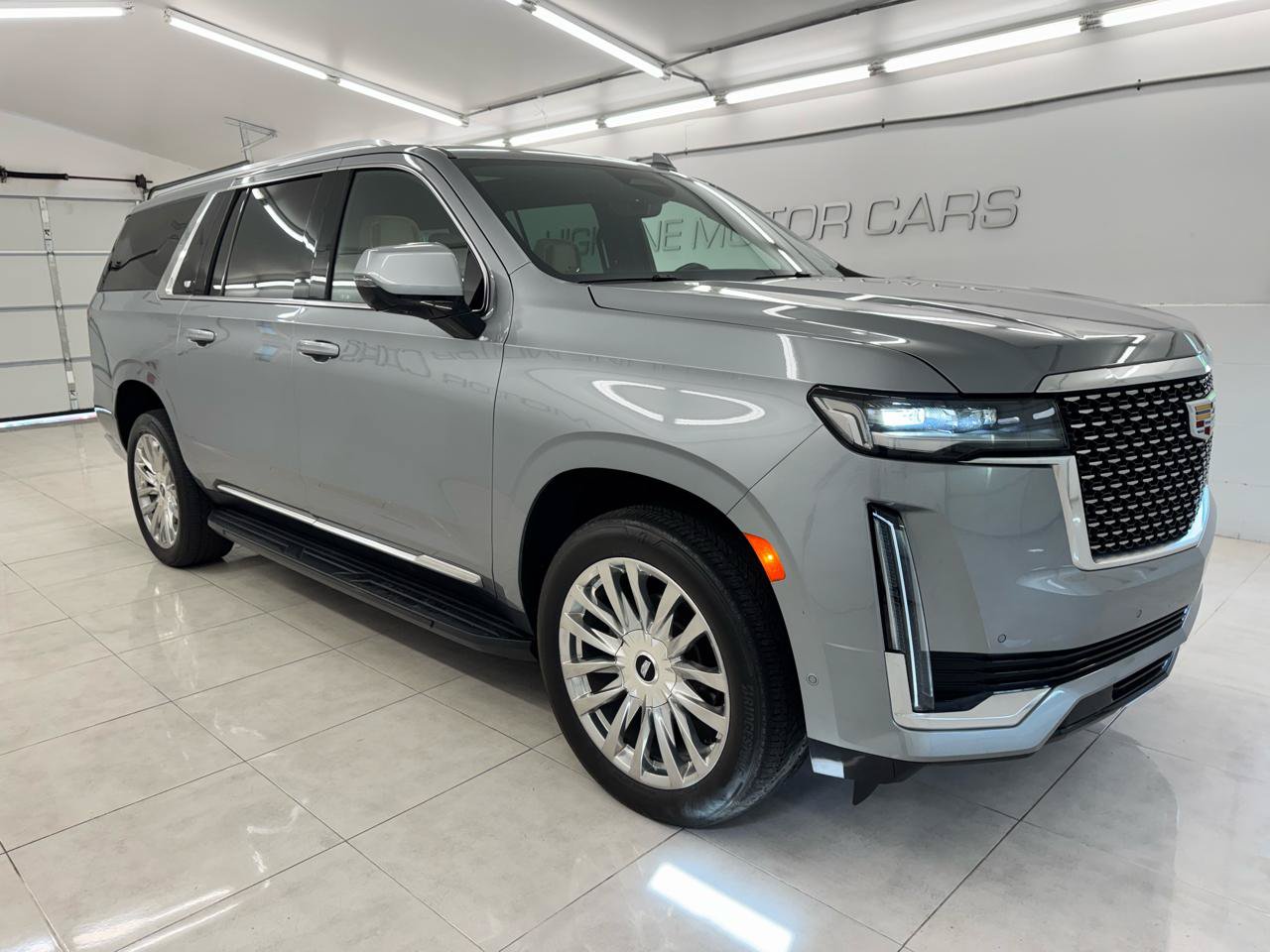 Used 2023 Cadillac Escalade ESV Premium Luxury AWD/4WD image 3