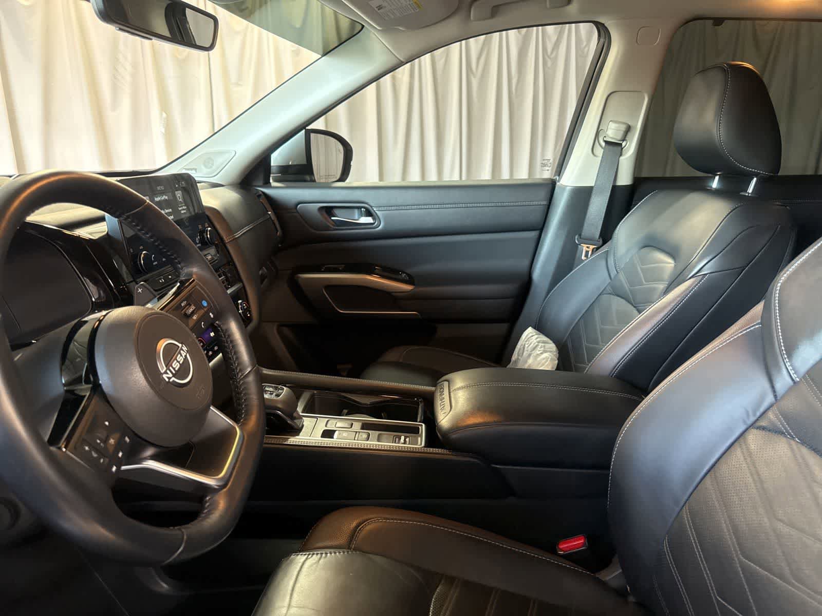 Used 2023 Nissan Pathfinder Platinum FWD image 21
