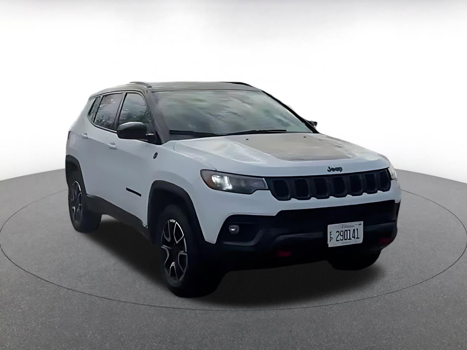 Used 2025 Jeep Compass Trailhawk image 3