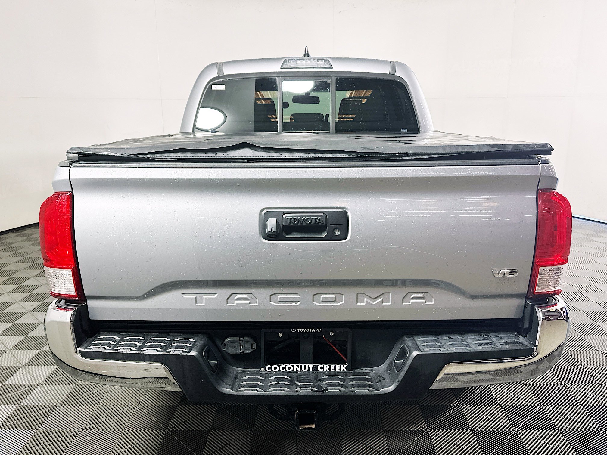 Used 2017 Toyota Tacoma SR5 w/ Tow Package RWD image 4