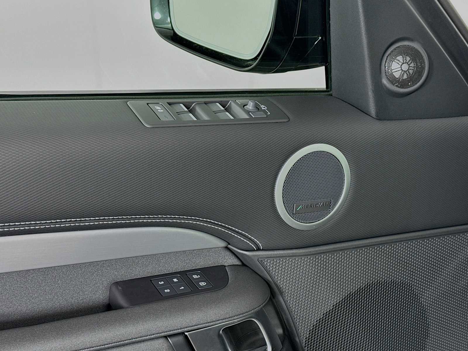 New 2025 Land Rover Discovery Dynamic SE image 18