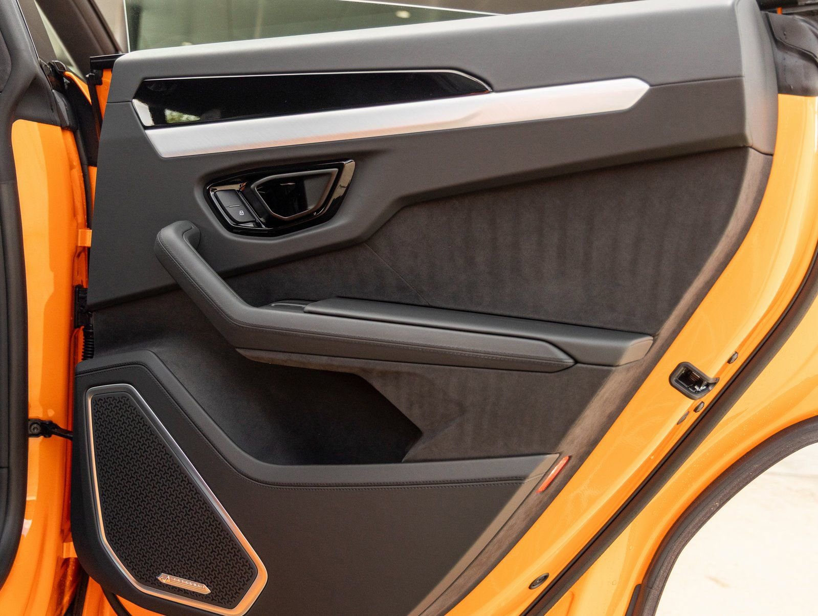 Used 2025 Lamborghini Urus SE image 34