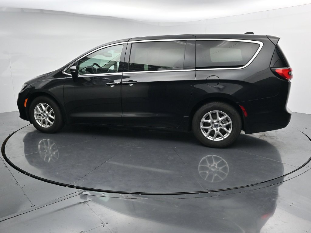 Used 2023 Chrysler Pacifica Touring-L FWD image 5