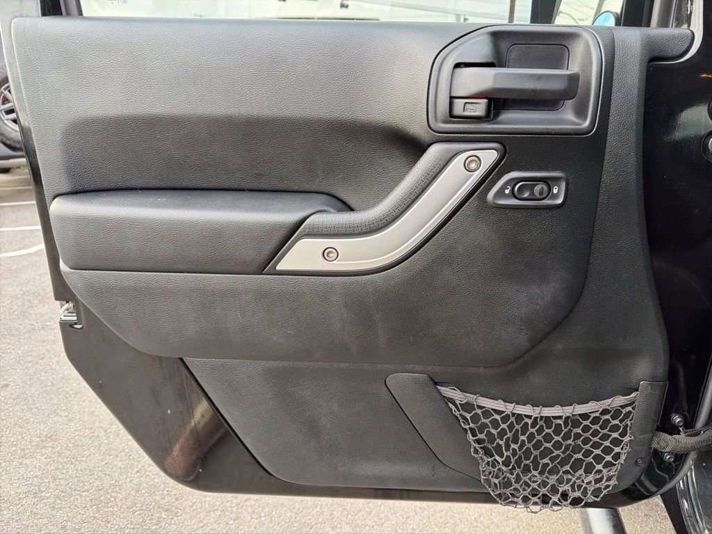 Used 2018 Jeep Wrangler Unlimited Rubicon w/ Connectivity Group image 26