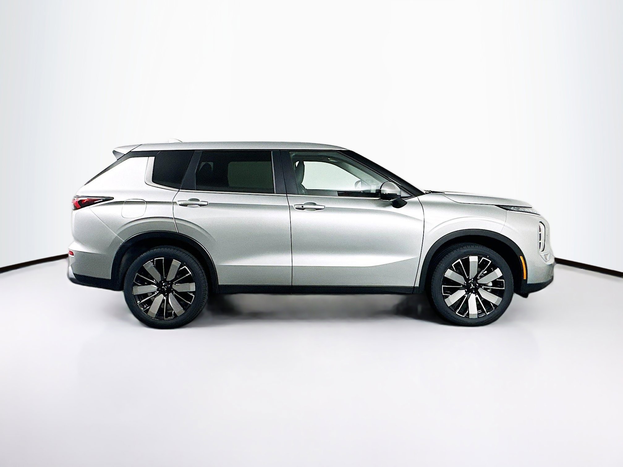 Used 2025 Mitsubishi Outlander SE image 10