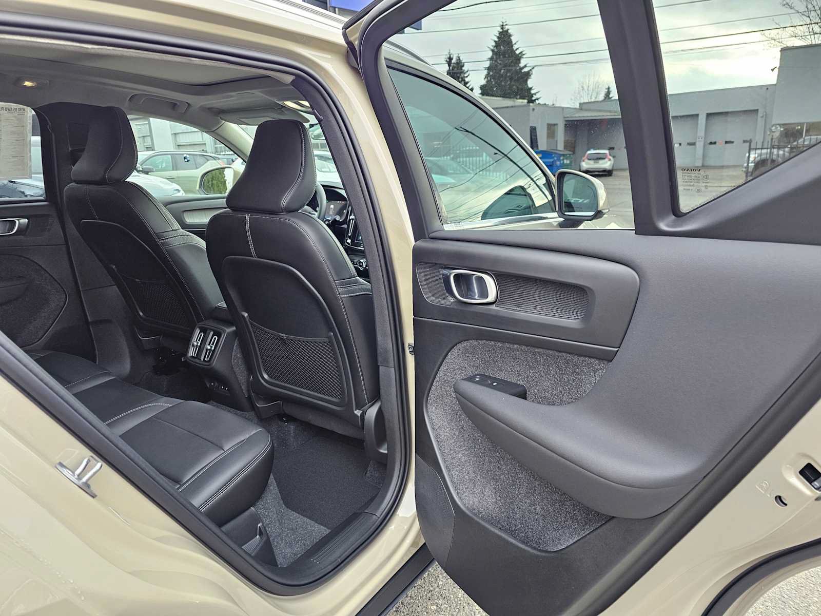 New 2025 Volvo XC40 B5 Plus w/ Climate Package AWD/4WD image 13