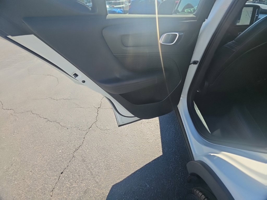 Used 2020 Volvo XC40 T4 Momentum FWD image 30