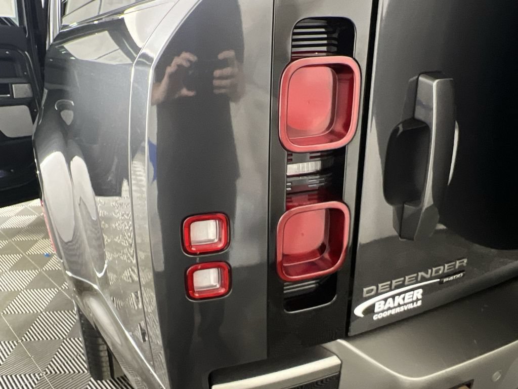 Used 2023 Land Rover Defender 130 X-Dynamic SE AWD/4WD image 38