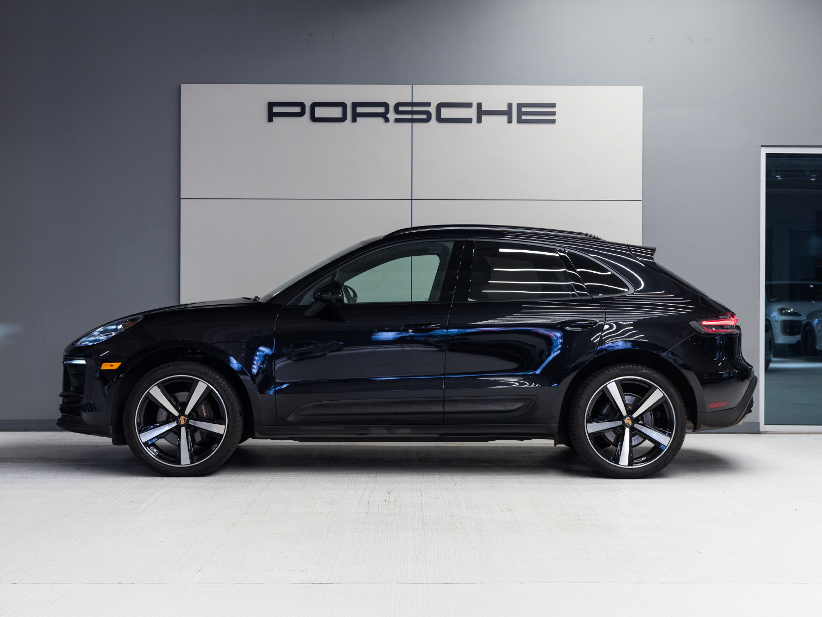 Certified 2023 Porsche Macan AWD/4WD image 2