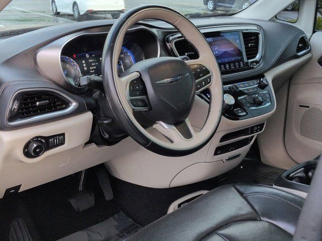 Used 2017 Chrysler Pacifica Limited FWD image 9