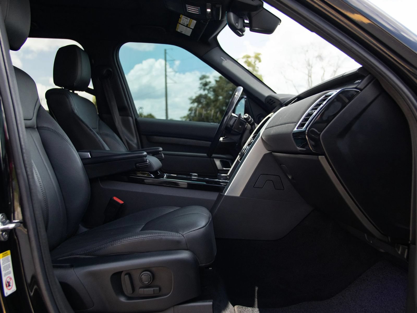 Used 2018 Land Rover Discovery HSE AWD/4WD image 26