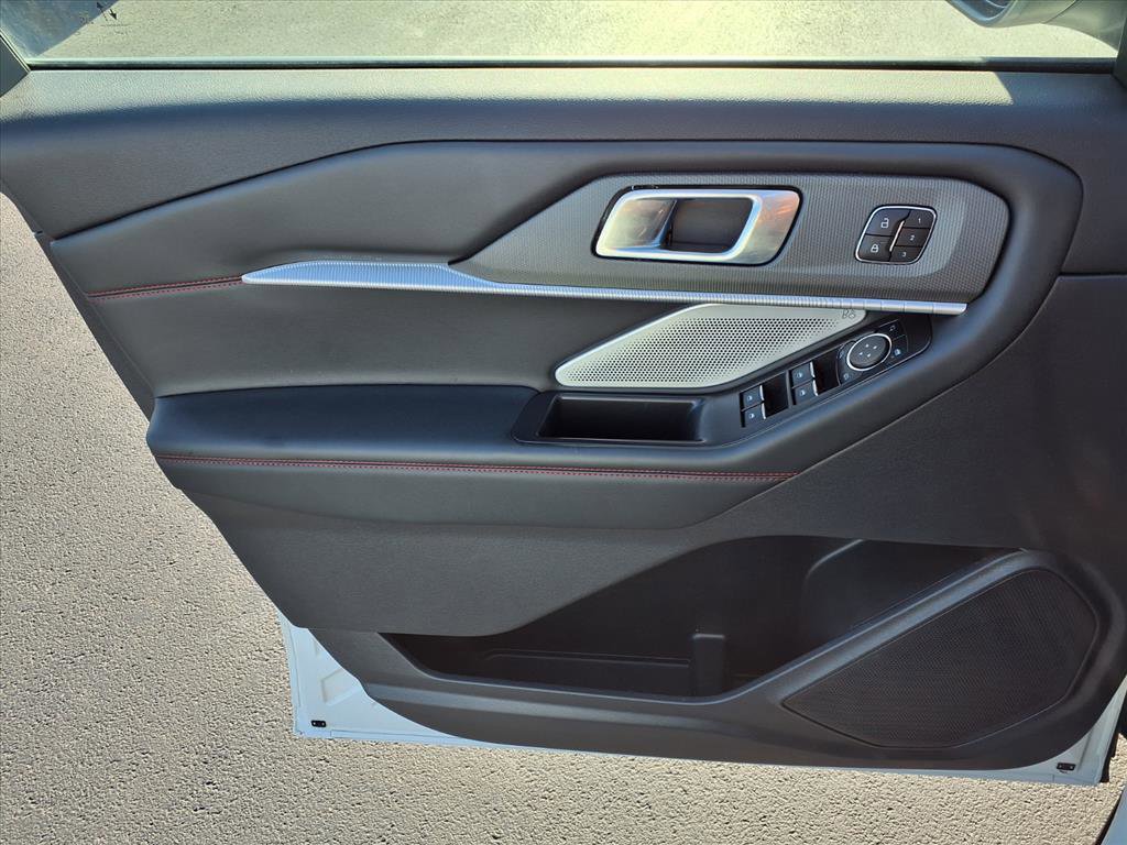 Used 2025 Ford Explorer ST image 19