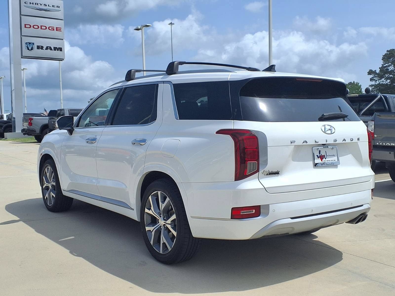 Used 2022 Hyundai Palisade Limited FWD image 2