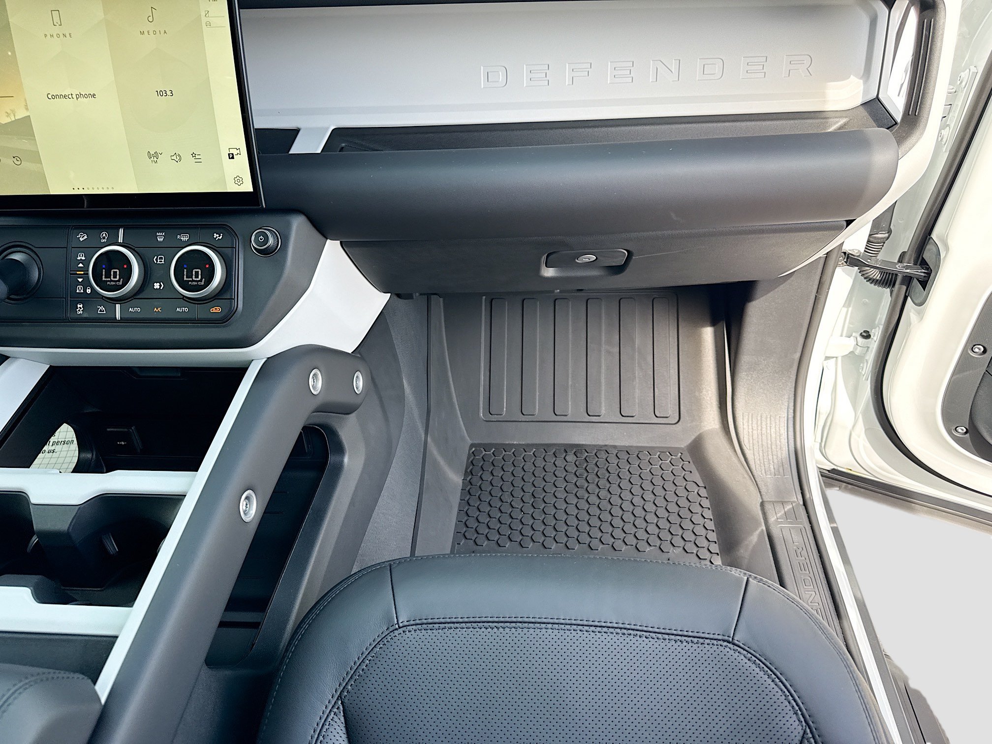New 2026 Land Rover Defender 110 X-Dynamic SE AWD/4WD image 18