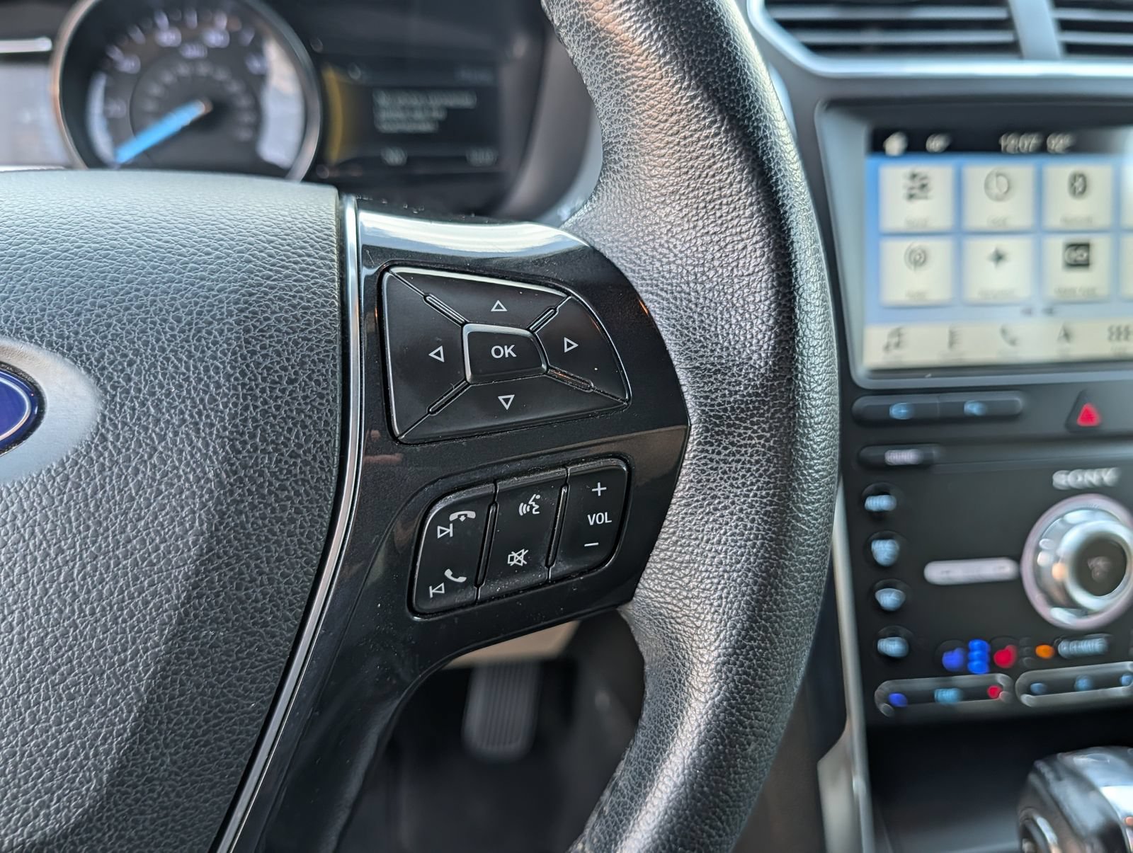 Used 2019 Ford Explorer Limited w/ Ford Safe & Smart Package FWD image 16
