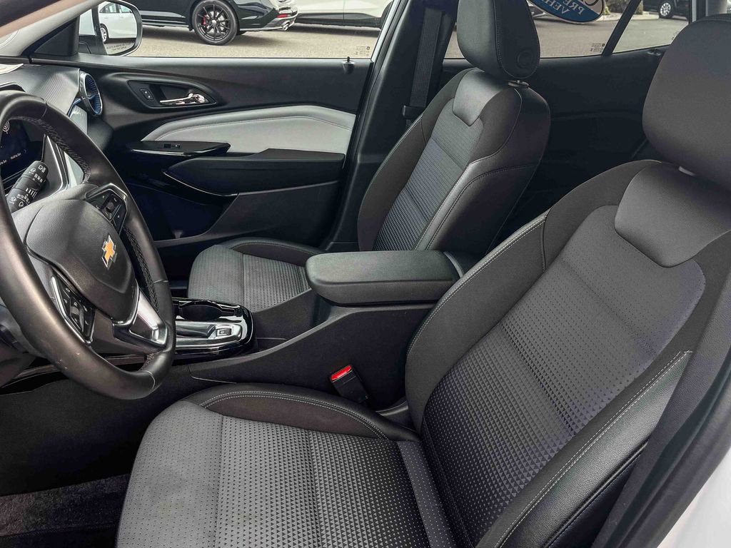 Certified 2025 Chevrolet Trax LT w/ LT Convenience Package image 36