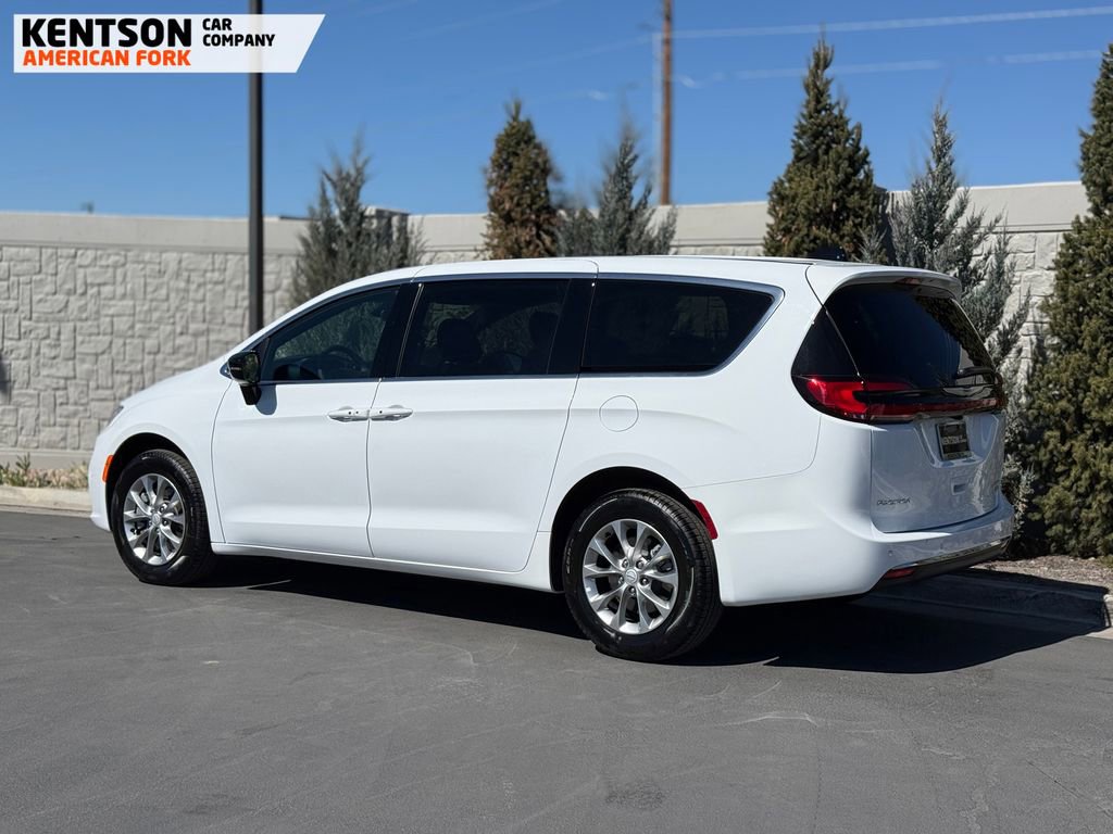 Used 2026 Chrysler Pacifica Limited image 5