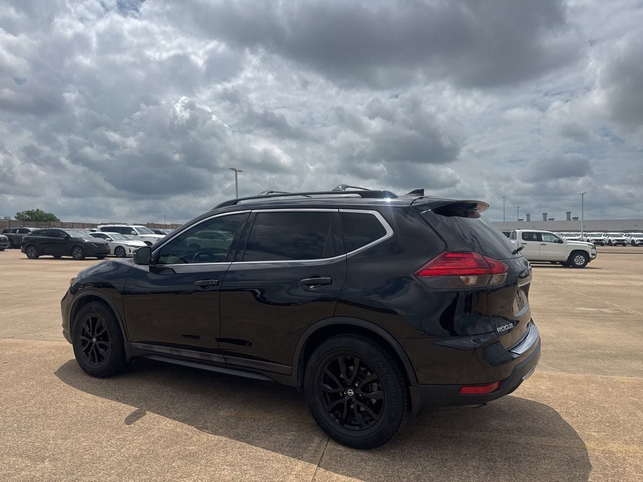 Used 2017 Nissan Rogue SV w/ Midnight Edition FWD image 14