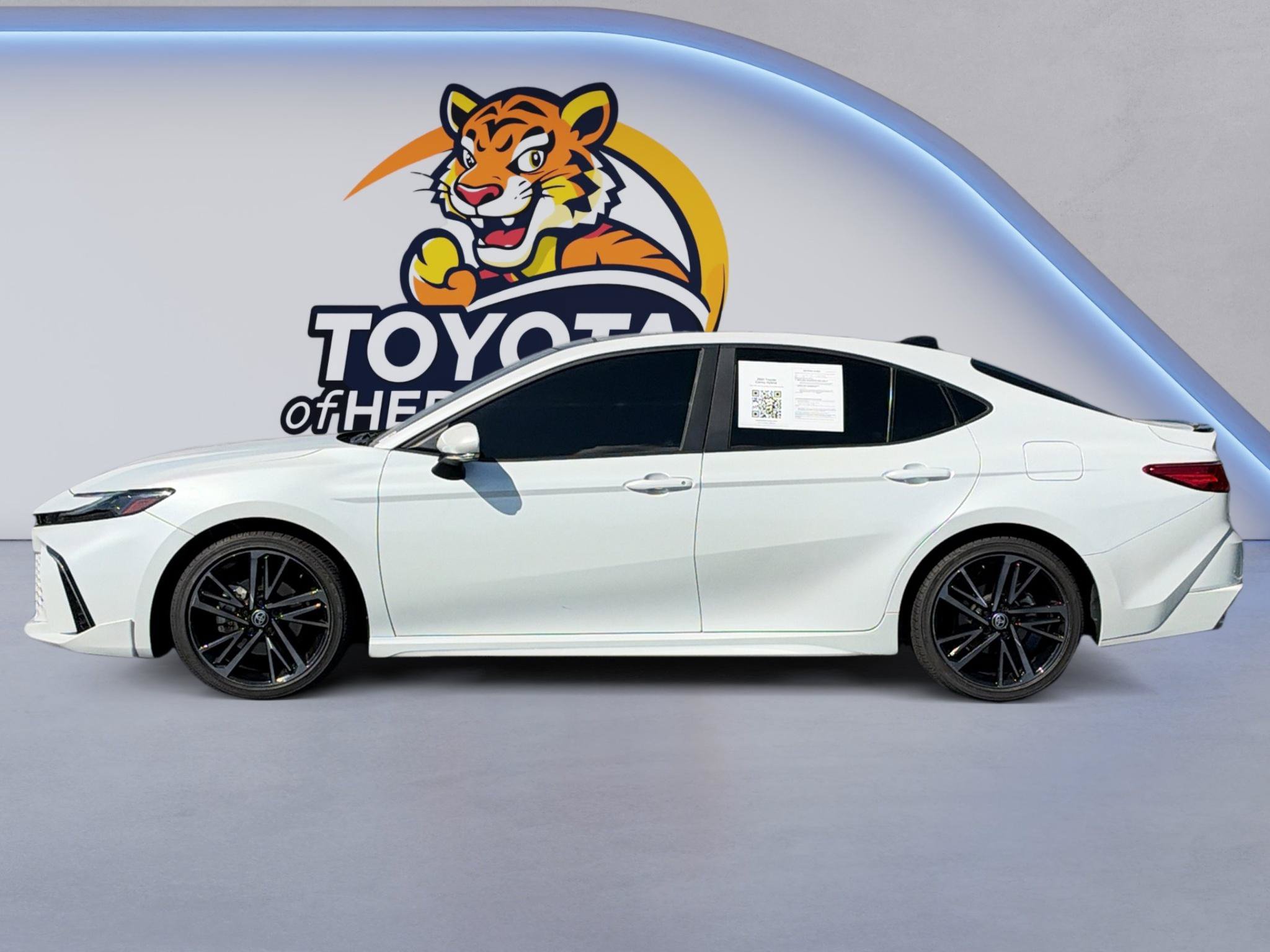 Used 2025 Toyota Camry XSE FWD image 8