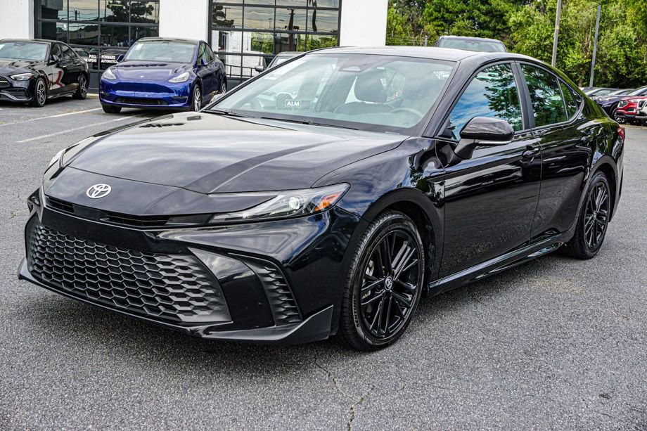 Used 2025 Toyota Camry SE image 2