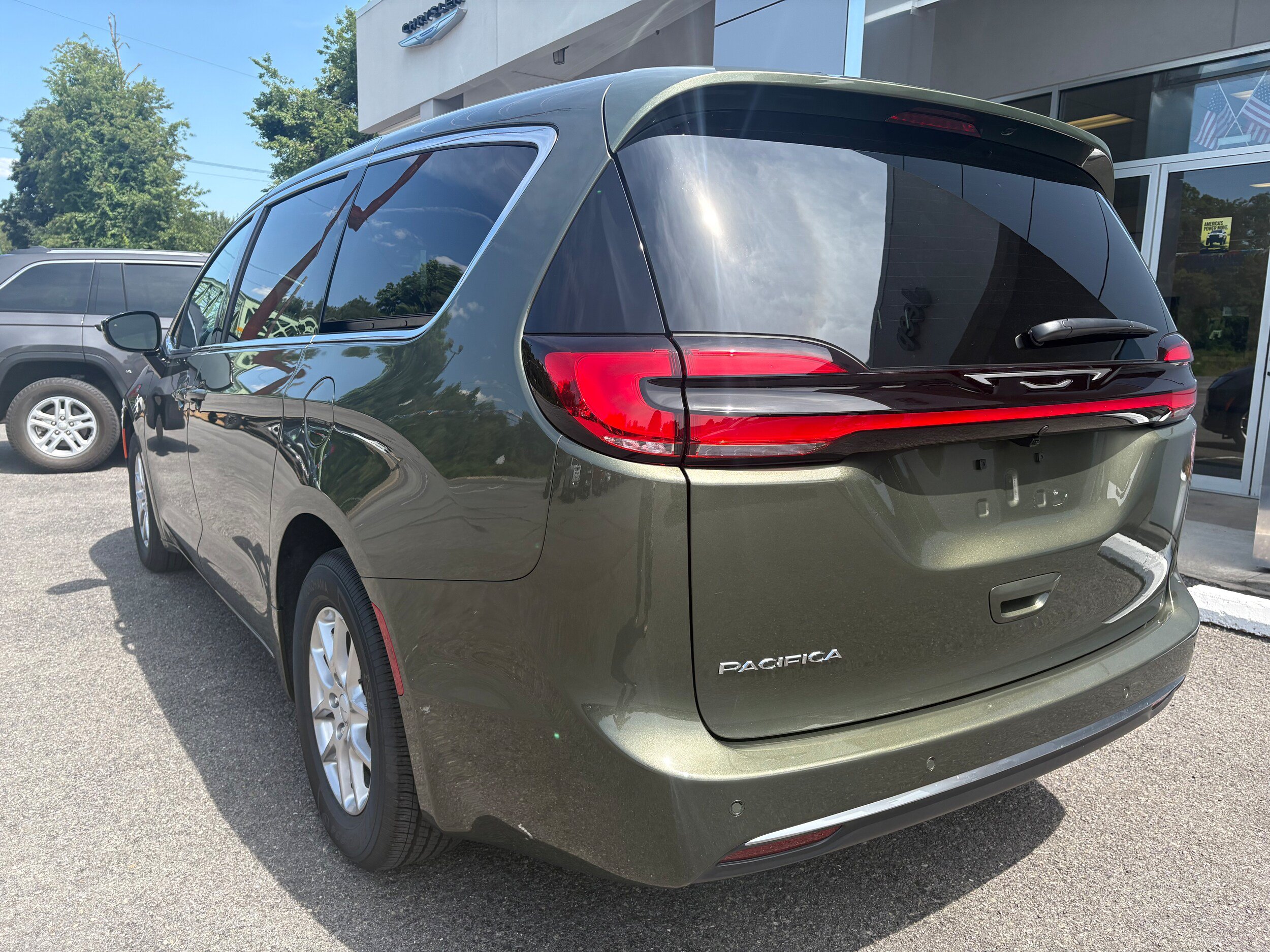 New 2027 Chrysler Pacifica Select FWD image 9