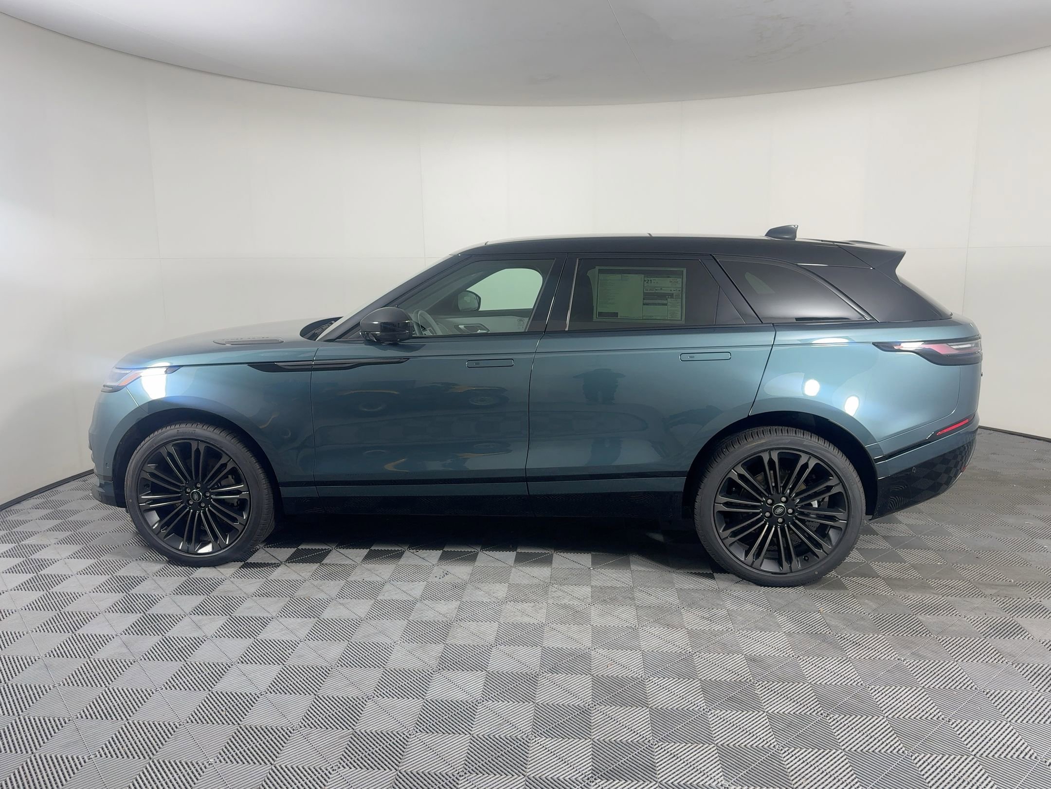 New 2026 Land Rover Range Rover Velar Dynamic SE AWD/4WD image 2