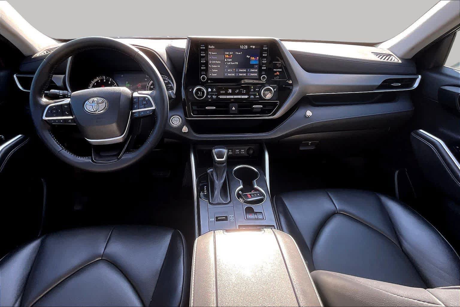 Used 2022 Toyota Highlander XLE FWD image 16