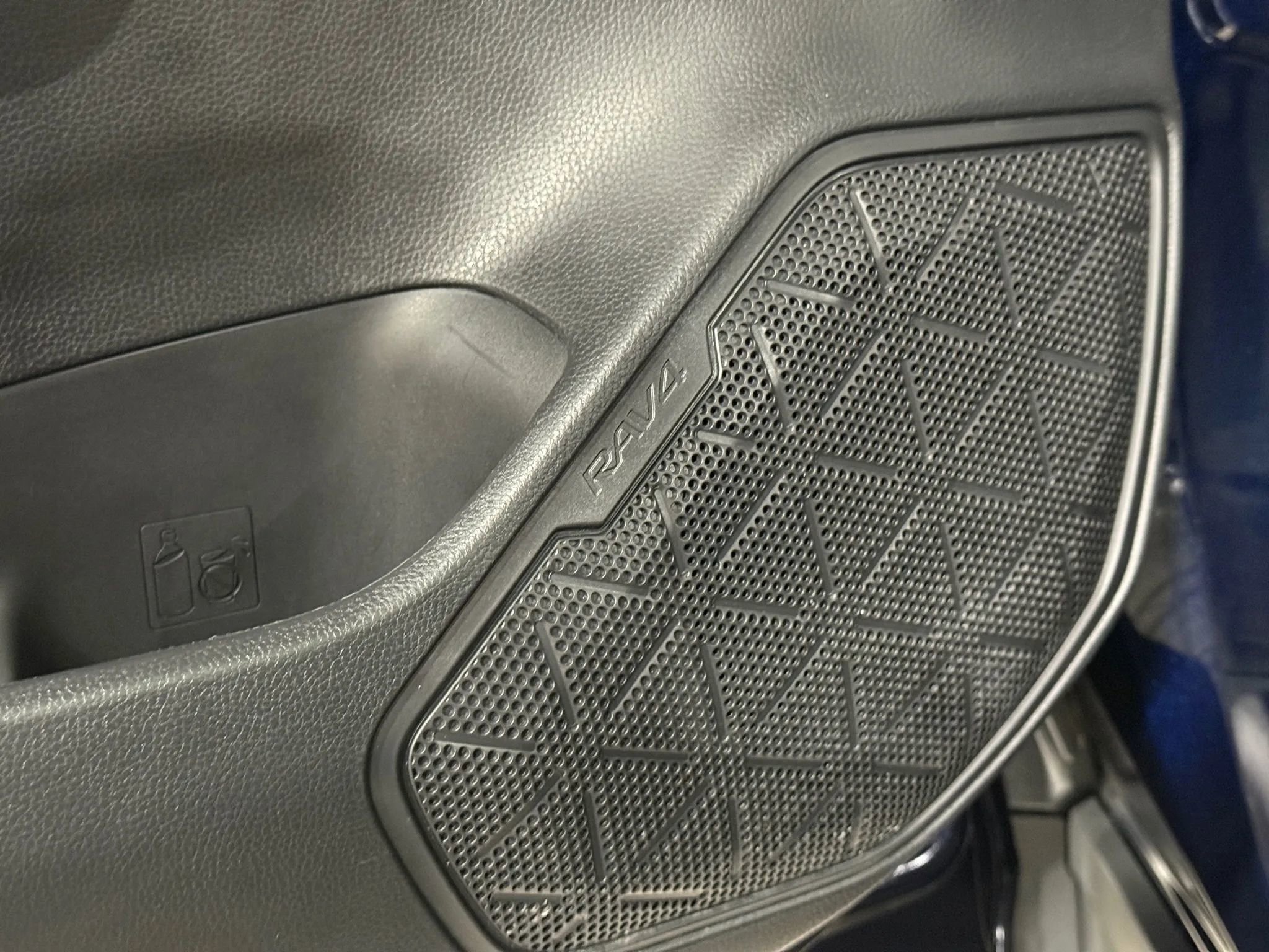 Used 2022 Toyota RAV4 XLE w/ Convenience Package image 14