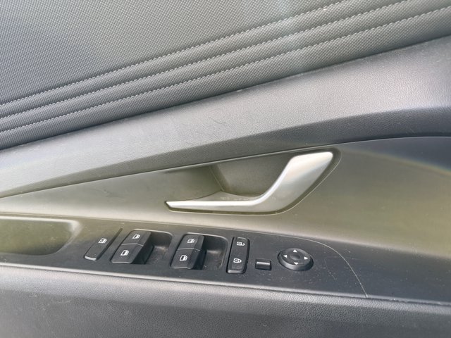 Used 2022 Hyundai Elantra Limited FWD image 14