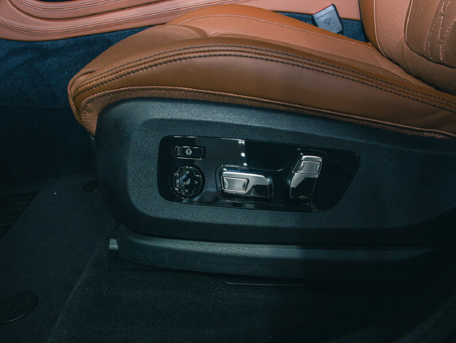 New 2026 BMW ALPINA XB7 AWD/4WD image 16