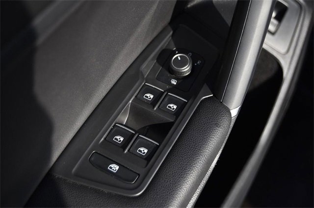 Used 2020 Volkswagen Tiguan SEL w/ Tiguan Two-Row MDO Package image 8