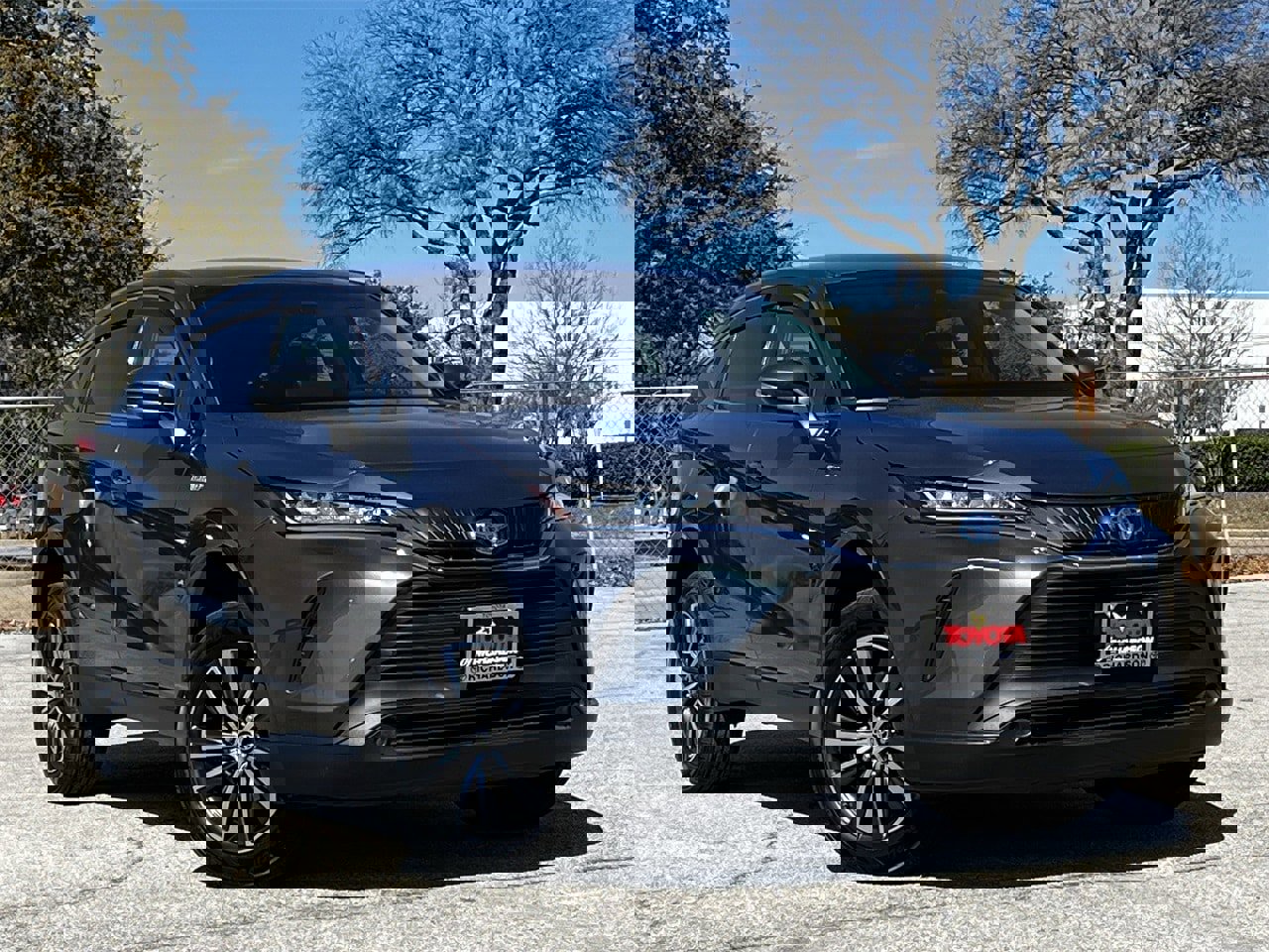 Used 2021 Toyota Venza LE image 2